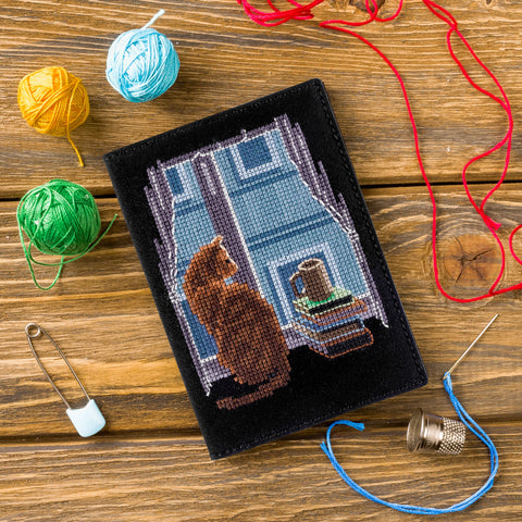 Kryželiu siuvinėjimo rinkinys paso dėklui iš dirbtinės odos | Wonderland Crafts