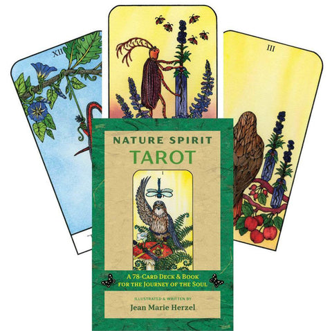 Tarot kortos Nature Spirit – 78 kortų rinkinys su iliustruota knyga, žalia dėžutė ir trys atverstos kortos fone