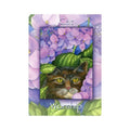Kortelė Cat Worship su rudai juoda katės portretu ir geltonomis akimis tarp violetinių hortenzijų, rėminis portretas