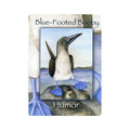 Atvirukas „Blue‑Footed Booby“ su mėlynomis kojomis, frontaliniu paukščio piešiniu ant uolos ir užrašu „Humor“, skirtas humoro kolekcijai
