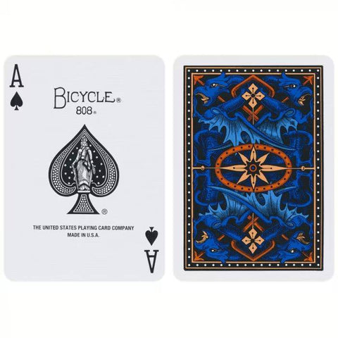 Bicycle kortos Ace of Spades priekinė korta su didžiuoju piku ir ornamentu; mėlyno‑oranžinė drakono nugarėlė