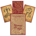 tarot kortos Norse Magic: AGM Urania kreminė ir bordo dėžutė priekyje, trys kortos su runiniais simboliais