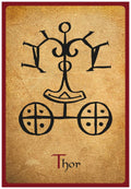 Tarot korta Thor ant sendinto pergamento su raudonu rėmu, centre juodas Thoro sigilas ir ratuoti simboliai