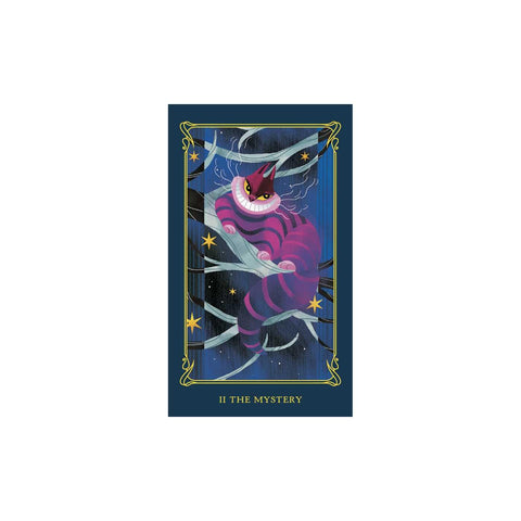 Tarot korta "The Mystery" – priekinė korta su violetine dryžuota Česhire katės iliustracija ir auksiniu rėmu
