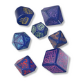 RPG kauliukai tamsiai mėlyni su neoninėmis graviruotėmis (geltona, rožinė, žalsva), gimtadienio ir muzikos temomis, kiekvienas turi unikalų simbolį