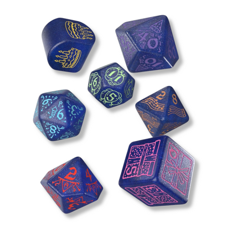 RPG kauliukai tamsiai mėlyni su neoninėmis graviruotėmis (geltona, rožinė, žalsva), gimtadienio ir muzikos temomis, kiekvienas turi unikalų simbolį