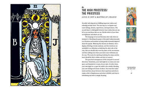 Tarot korta Vyriausioji kunigė Rider–Waite stiliaus, geltoni ir mėlyni tonai, parodyta su aiškinamuoju tekstu knygoje