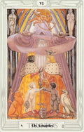 tarot korta Mylėtojai — klasikinė iliustracija su angelu, karaliais ir vaikais šiltuose oranžiniuose tonuose, priekinis planas