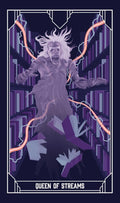 Tarot korta Queen of Streams su violetine vaiduokliška karaliene, skraidančiomis knygomis ir oranžinėmis elektros srovėmis bibliotekos tarpduryje, art deco rėmelis