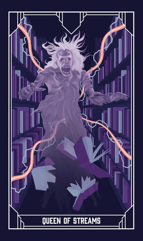 Tarot korta Queen of Streams su violetine vaiduokliška karaliene, skraidančiomis knygomis ir oranžinėmis elektros srovėmis bibliotekos tarpduryje, art deco rėmelis