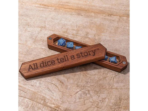 Dėklas kauliukams ąžuolinis, graviruotas "All dice tell a story", su magnetiniu slankiu dangčiu, talpina mėlynus polihedralinius kauliukus