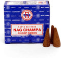 Nag Champa smilkalai kūginiai Satya Sai Baba, mėlyna pakuotė su logotipu ir trys rudi kūginiai dešinėje