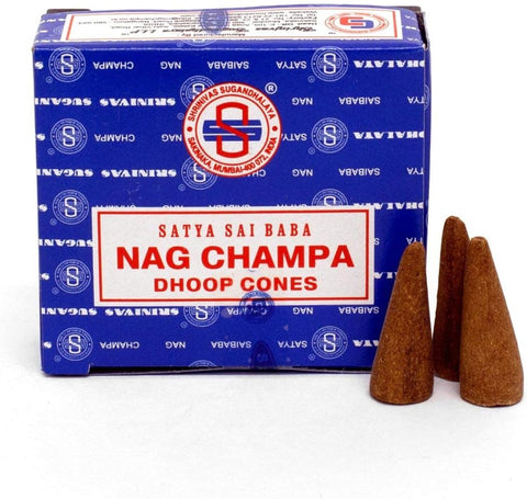 Nag Champa smilkalai kūginiai Satya Sai Baba, mėlyna pakuotė su logotipu ir trys rudi kūginiai dešinėje
