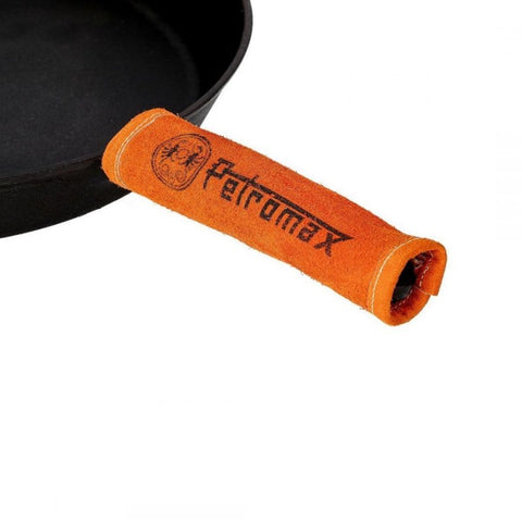 Keptuvės rankena apsauga oranžinė odinė su Fetromax logotipu ant ketaus keptuvės, artimas planas