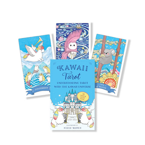 Kawaii tarot kortų rinkinys su šviesiai mėlyna dėžute (pilies iliustracija) ir trimis fanuotomis pavyzdinėmis kortomis fone