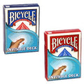 Bicycle Invisible Deck kortų rinkiniai mėlyno ir raudono dizaino dėžutėse, rodomos abi spalvų versijos