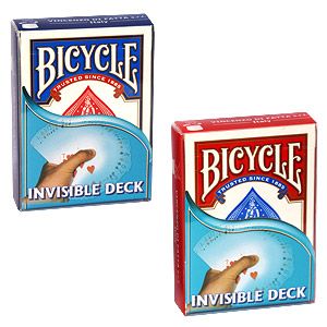 Bicycle Invisible Deck kortų rinkiniai mėlyno ir raudono dizaino dėžutėse, rodomos abi spalvų versijos