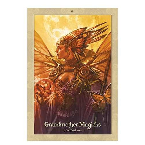Grandmother Magicks tarot korta su auksiniu mėnulio fonu — moteris šono profilyje laiko spindinčią orbą ir drugelį
