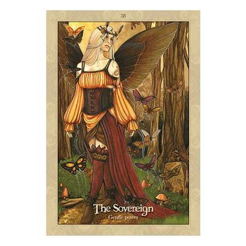 tarot korta The Sovereign, rudos–oranžinės fėjos iliustracija miške, A5 dydis, detalus kolekcinis kortų rinkinio variantas