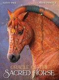 Knyga Oracle of the Sacred Horse, priekinis viršelis su rausvu rudu žirgu dekoruotu karoliukais, Laurie Prindle iliustracija