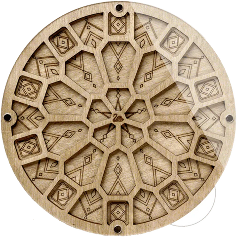 Medinė apvali žaidimo aksesuarų dėžutė su įgraviruotais geometriniais skyreliais, priekinis vaizdas, natūrali ąžuolo spalva