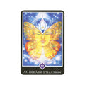 Tarot korta XX „Au‑delà de l'illusion“ – priekis su geltonais drugelio sparnais, mėlynu žvaigždėtu fonu ir rombu apačioje