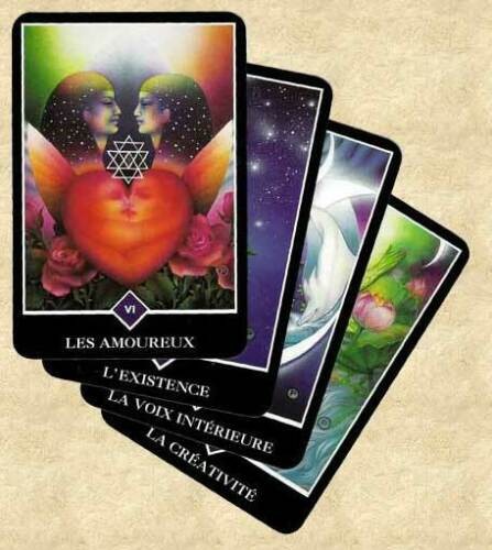 Tarot kortos — spalvingas keturių kortų rinkinys, priekyje Les Amoureux (meilės) korta, išskleistos kampu