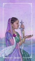 Tarot korta Karalienė – violetinė sari vilkinti moteris su kardų simboliu, gulbė prie ežero ir subtili šviesos aura