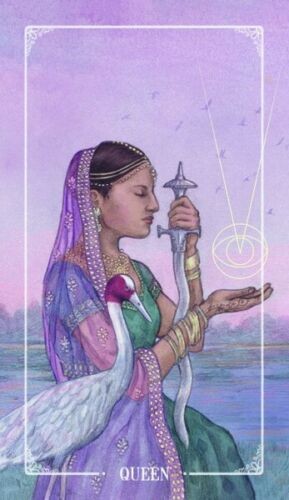 Tarot korta Karalienė – violetinė sari vilkinti moteris su kardų simboliu, gulbė prie ežero ir subtili šviesos aura