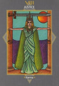 tarot korta Teisingumas, žalia karūnuota figūra centre su svarstyklėmis ir kalaviju, pavadinimas „Karma“