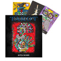 Tarot kortos Rita Rose Outsider Art, juodo dėklo ryškus raudonas viršelis su spalvingu piešiniu ir trimis atverstomis kortomis