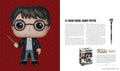 Funko Pop Harry Potter figūrėlė – didelis priekinis vaizdas su raudonu fone, matoma ir originali dėžutė bei aprašomas puslapis skleisdama kolekcionavimo informaciją