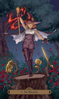 Tarot korta The Magician — vertikali iliustracija: magė ant kelmo su raudona kepure, aukso lazda ir mechaniniais simboliais, rožių fone