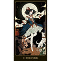 Tarot korta The Fool – iliustruota figūra mėnulio fone su mėlyna suknele, baltu šuniu ir uolos kraštu