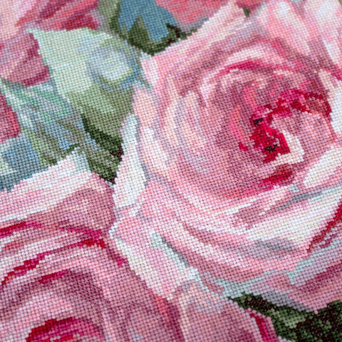 LetiStitch: Pale Pink Roses SLETI928 - siuvinėjimo kryželiu rinkinys - HOBI.LT 🇱🇹