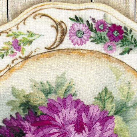 RIOLIS: Plate with Chrysanthemums. Satin Stitch siuvinėjimo rinkinys iš RIOLIS Nr.: 0076 PT - HOBI.LT 🇱🇹