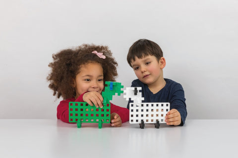 Plus-Plus konstruktoriui didelių detalių pagrindukai – 10 vnt., baltos/žalios, 16×8 cm, vaikams 1–6 m.