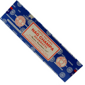 Nag Champa smilkalai Satya Sai Baba 100 g mėlynoje pakuotėje, matomas priekinis etiketas pasvirusiu kampu