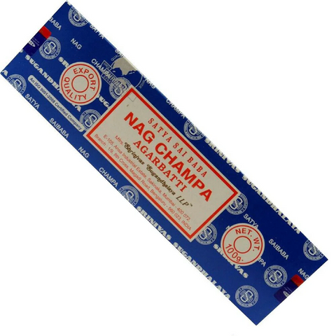 Nag Champa smilkalai Satya Sai Baba 100 g mėlynoje pakuotėje, matomas priekinis etiketas pasvirusiu kampu