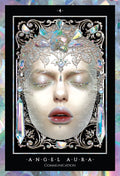 tarot korta Angel Aura, ornamentuota sidabriniu rėmu ir holografiniais kristalais, artimas veido planas
