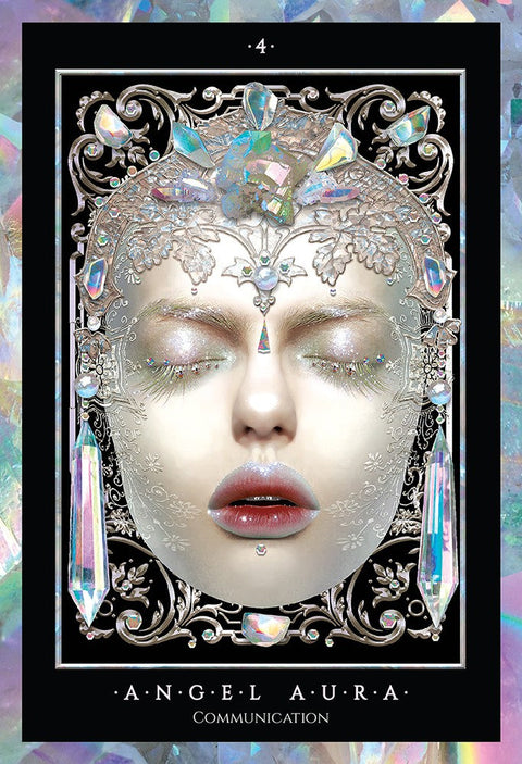 tarot korta Angel Aura, ornamentuota sidabriniu rėmu ir holografiniais kristalais, artimas veido planas