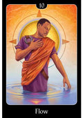 tarot korta Flow – iliustracija: vyras su violetine ir oranžine drapiruote stovi vandenyje iki kelių, numeris 10, centrinis kameras
