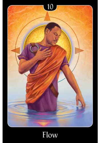 tarot korta Flow – iliustracija: vyras su violetine ir oranžine drapiruote stovi vandenyje iki kelių, numeris 10, centrinis kameras