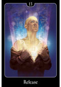 Tarot korta Release priekis — 13 numeris, švytinti figūra violetinėje ir mėlynoje aureolėje, kortos priekinis kampas matomas