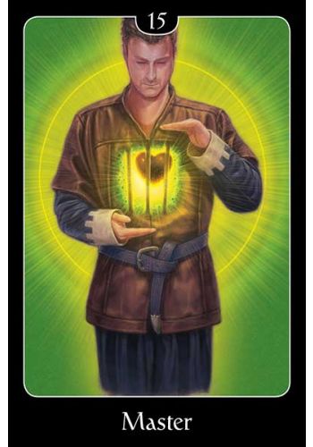 tarot korta Master (15), žalias fonas, priekinė korta, vyras laiko švytinčią širdies lempą centroje