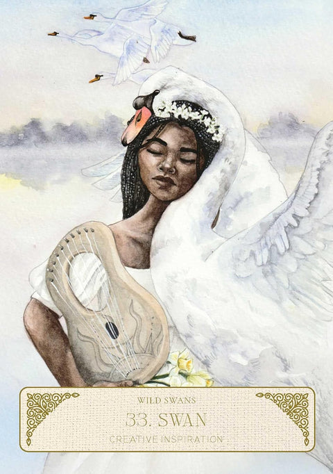 Korta Wild Swans 33 Gulbė — iliustracija ramią juodaodę moterį glėbyje laikomos gulbės ir arfos, kūrybinė inspiracija