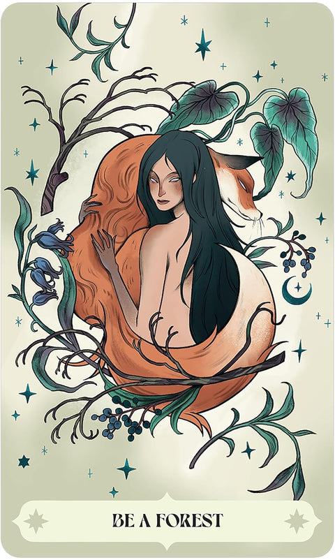 tarot korta Be a Forest su sėdinčia moterimi ir apsivijusia lapė, žaliai‑mėlynos spalvų paletės iliustracinis variantas