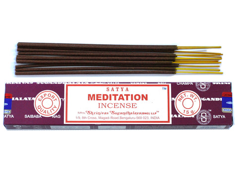 Meditacijos smilkalai Satya, rudi su geltonais koteliais, 15 g bordo pakuotėje parodyti iš viršaus su tvarkingai sudėtais smilkalais viršuje