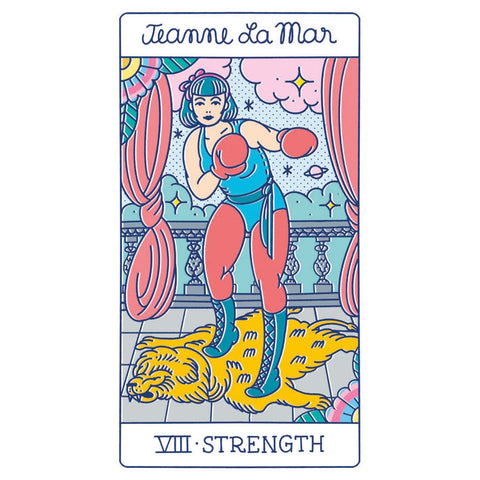 Tarot korta Jeanne La Mar „Strength“: spalvinga mėlynos–rožinės iliustracija su boksininke ant liūto kilimo