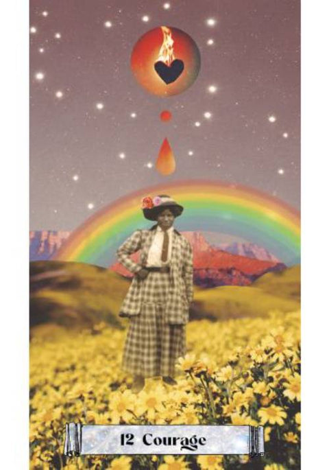 Tarot korta „Drąsa“ su stovinčia moterimi gėlių lauke, vaivorykšte fone ir liepsnojančiu širdies simboliu viršuje